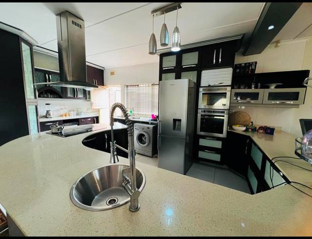 4 BEDROOM HOUSE FOR SALE IN BEREA WEST